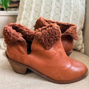 New Kelsi dagger leather rust slip on boots sz 7.5 shearling
$148 Brooklyn